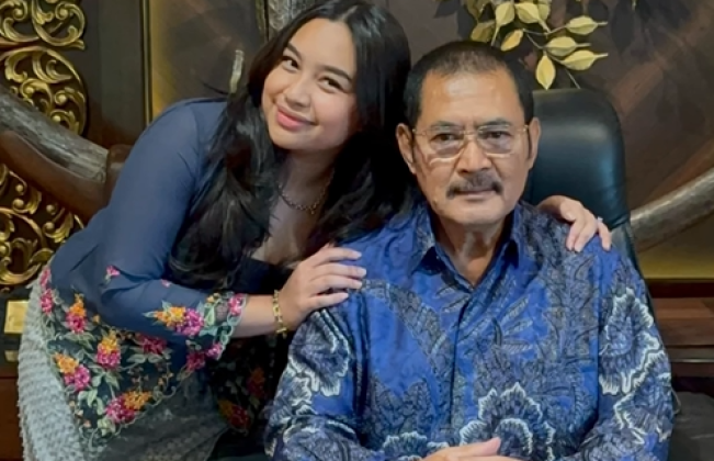 Bambang Trihatmodjo bersama Khirani Siti Hartina Trihatmojdo, putri semata wayangnya dari pernikahan dengan penyanyi Mayangsari. [Instagram @mayangsari_official]